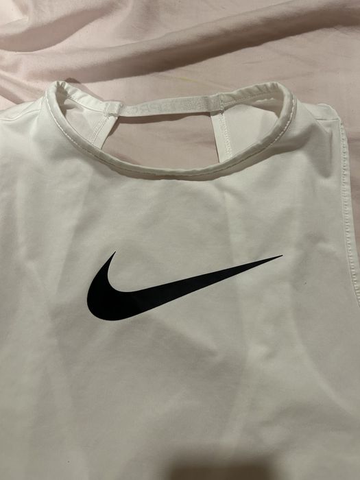 Дамски спортен потник Nike с гола част отзад на гърба