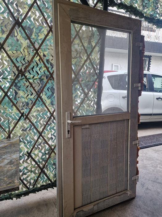 Продам пластиковую дверь