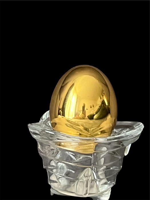 Позлатено яйце с поставка и кутия