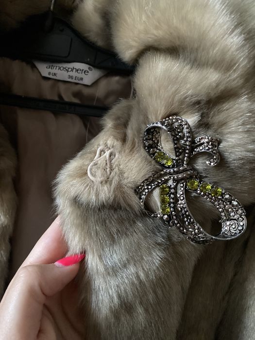 Пухено палто с брошка