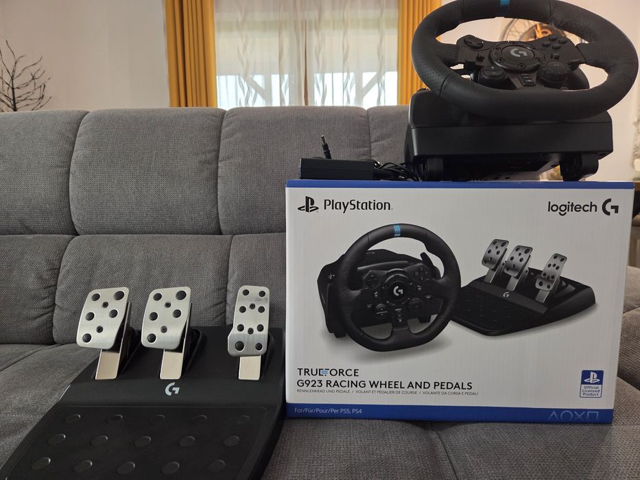 Volan Logitech G923 Trueforce ptr PS5, PS4 si PC