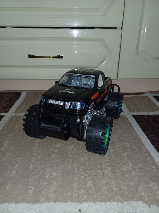 Две больших машины 30-40 см