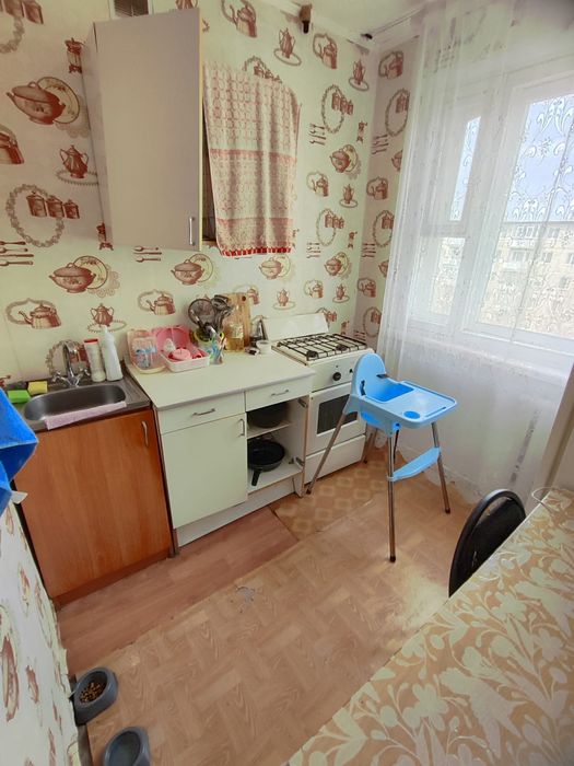 3 комн.. 4 мкр, 20 дом , 4 этаж.