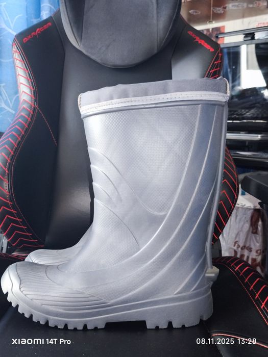 Резиновые сапоги большие