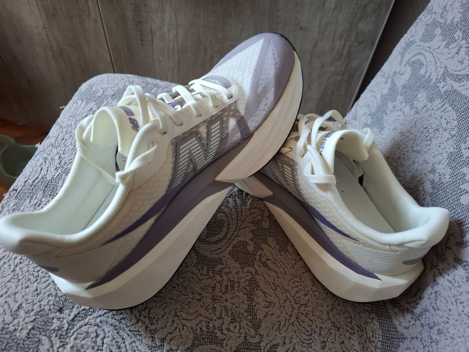 Adidași de vânzare