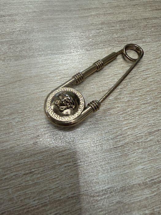 Versace брошка …