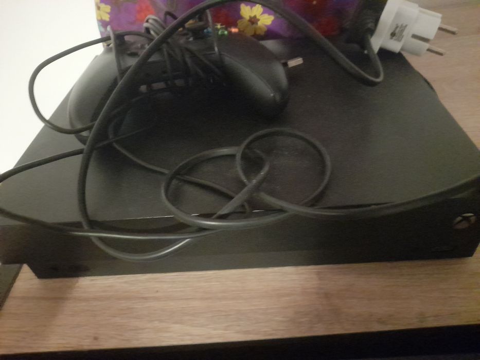 De vanzare xbox one x  1600ei in stare ca nou si se ofera si jocuri