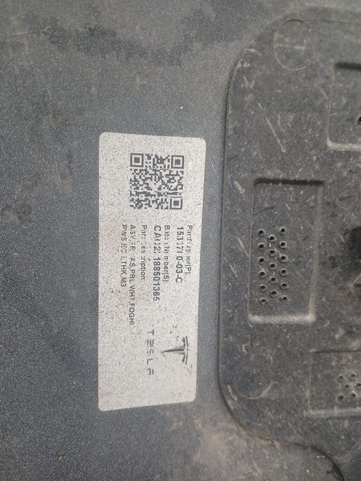 Vand bara fața Tesla