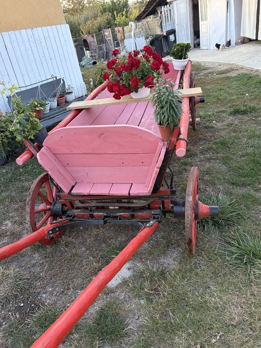 Vând căruță tradițională din lemn, cu aspect rustic și construcție solidă.