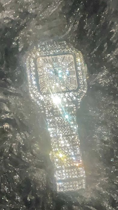 cartier iced out часовник