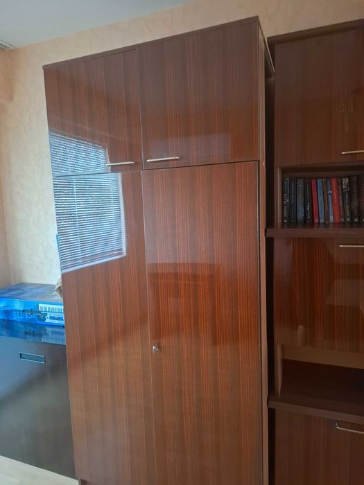 Продавам ретро холна секция и гардероб