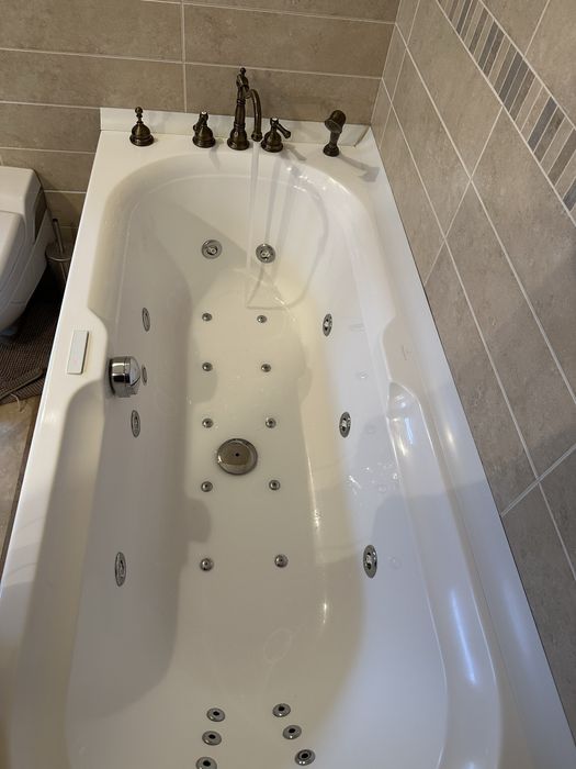 Cada cu hidromasaj tip Jacuzzi marca Villeroy & Bosch