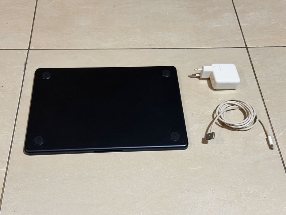 Laptop Apple MacBook Air M2 13 inch, stare foarte buna bateria la 100%