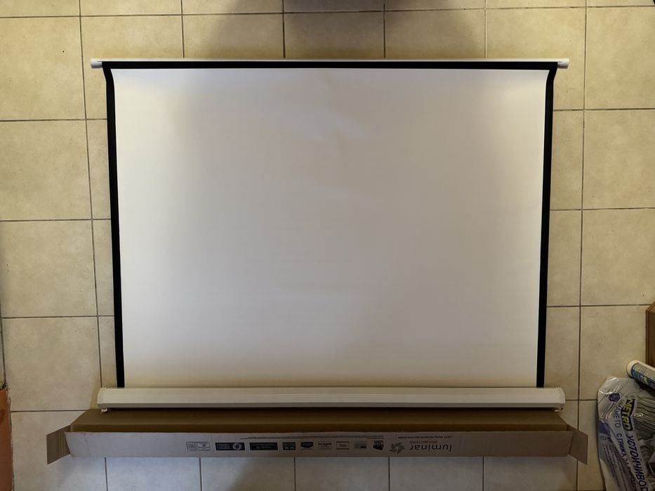 Проекторен екран Luminar