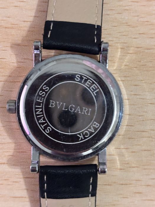 Часовник сребрист с черна каишка