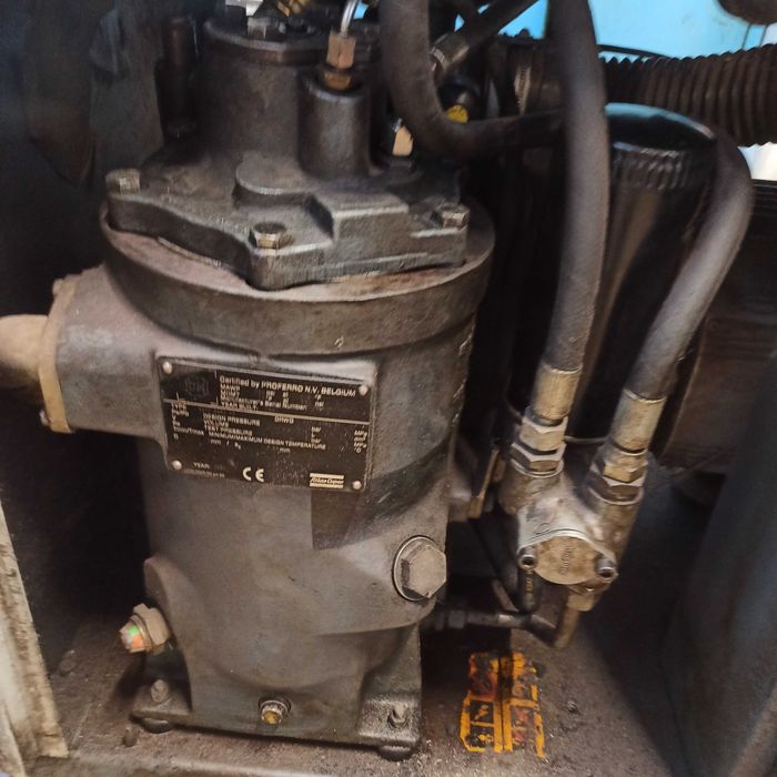 Vând compresor industrial