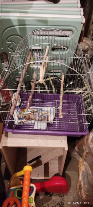 Клетка за птици с дървени кацалки