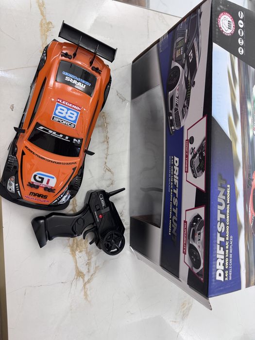 Продаю радиоуправляемую машину Drift Stunt 2.4G 4WD, оранжевая