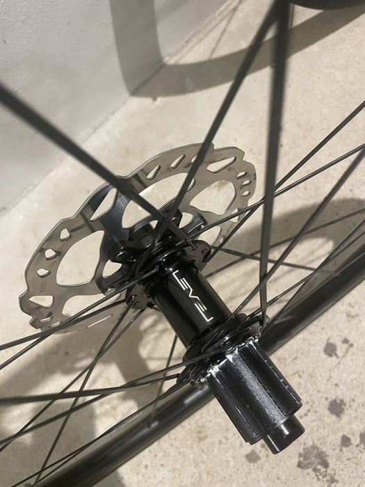 Roti bicicleta carbon Level, cauciucuri maxis, disc