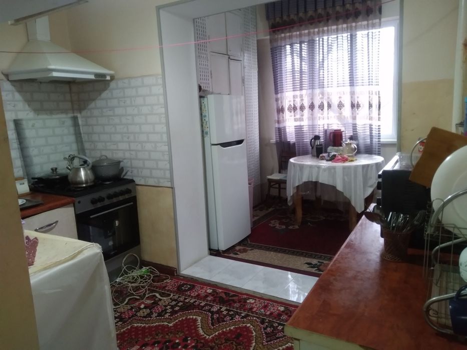 3 xonali kvartira sotiladi 4 etajli uyning 2 etajida