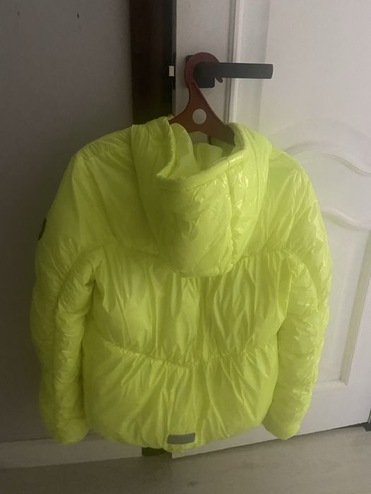 желто-зеленый пуховик