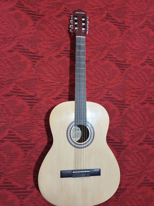 Gitara sotiladi holati juda yaxshi holata qirilga singan joyi yoʻq