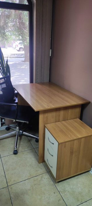 Офисный стол с креслом