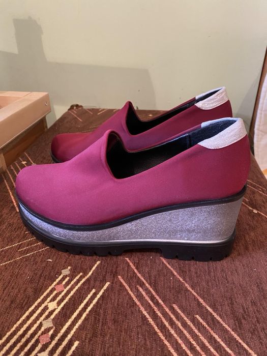 Червени обувки на ток