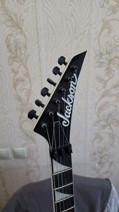 Продаётся гитара Jackson Series King-V JS32 белая