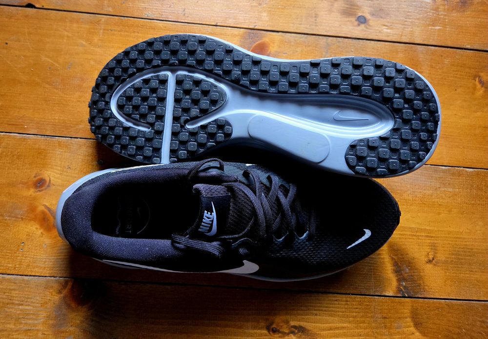 Nike Revolution 8