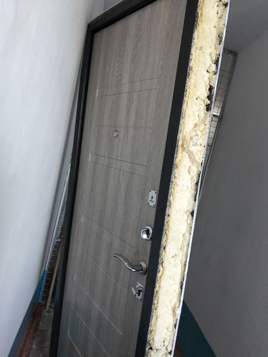 Входные двер цвет черный