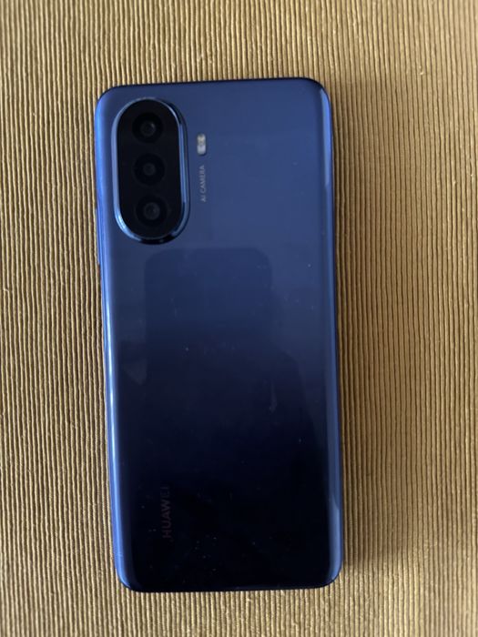 Vând Huawei nova Y70