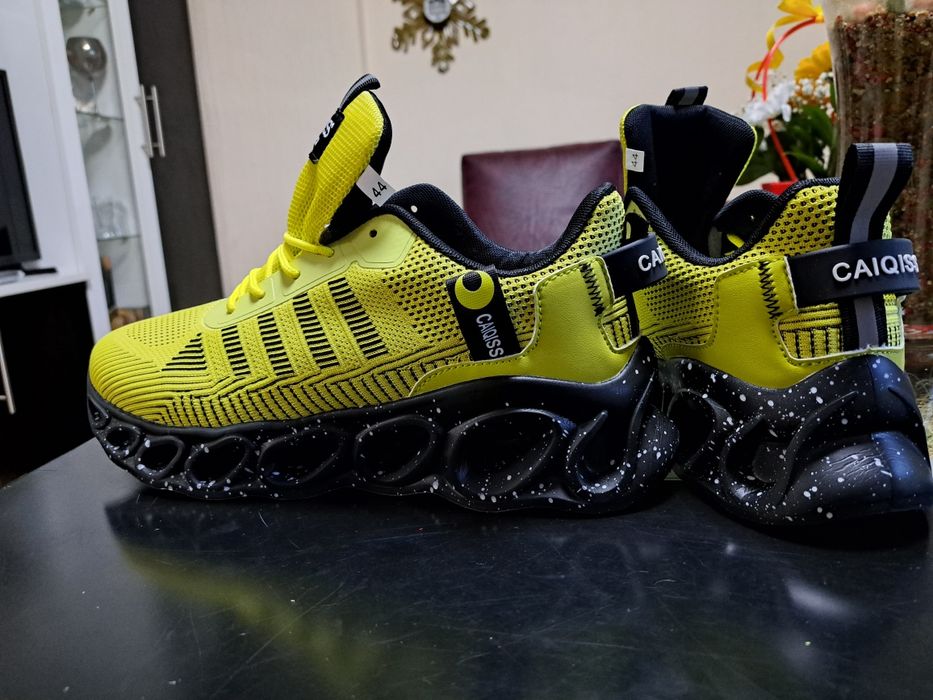 Продавам мъжки маратонки с ярко жълто желен цвят закупени от Германия.