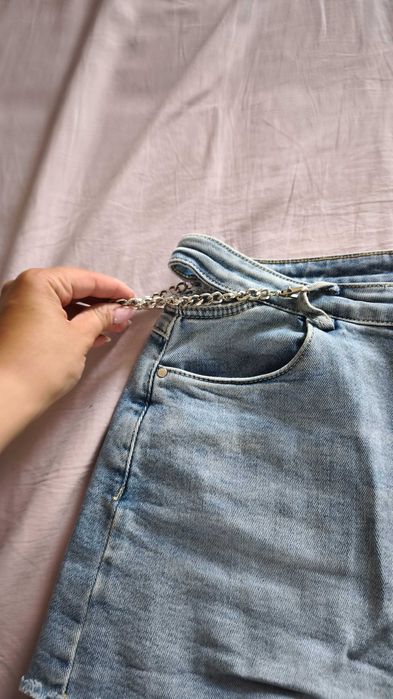 Къси панталони с изрязан ефект на талията и синджир Л