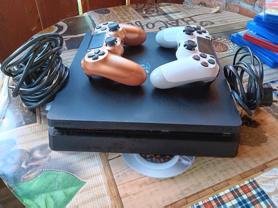 Vând PlayStation 4 slim