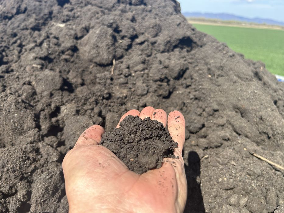 Pamant negru vegetal 3 sau 12 mc descarcare greifer