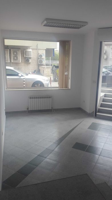 Давам под наем ъглово помещение на кота 0, 56 кв.м. с витрини на 2 улици-на ул. Адриана Будевска и ул. Орфано, близо до Майчин дом и Милениум център.