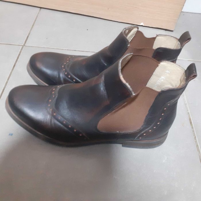 Vand ghete dama Marelbo din piele, stare foarte buna, pret 70 lei