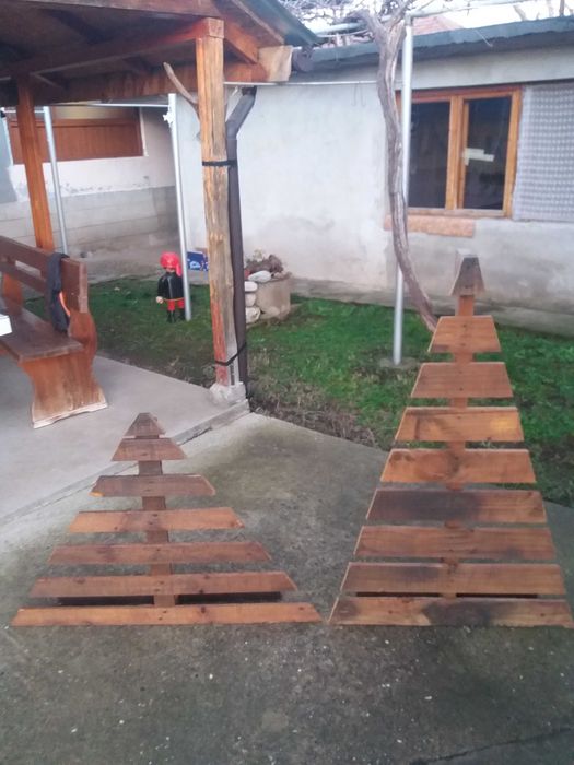 Продавам дървени елхи