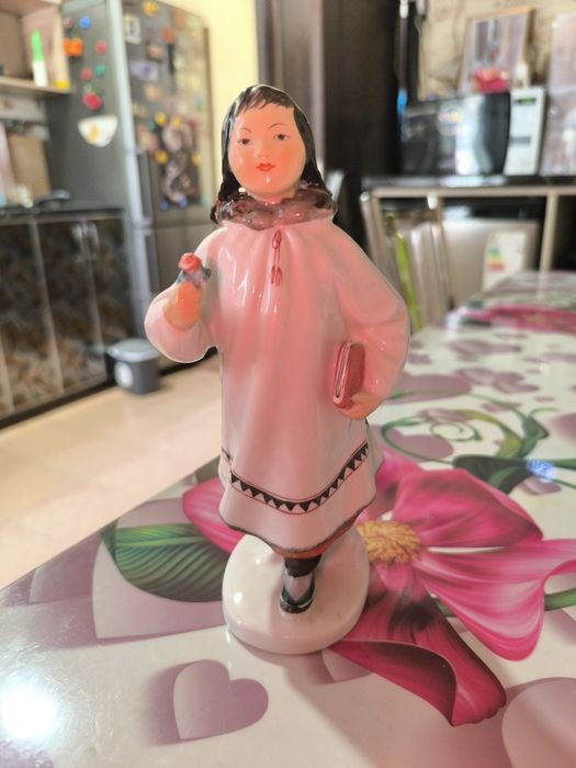 Фарфоровая статуэтка.