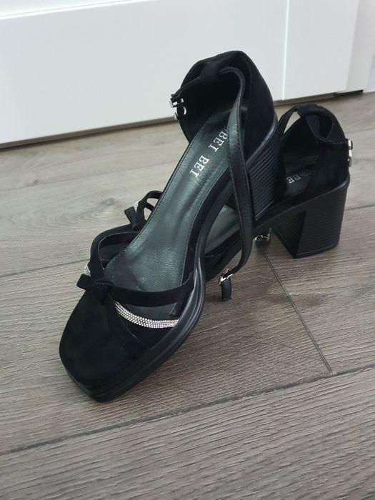 Vand Sandale cu toc mic