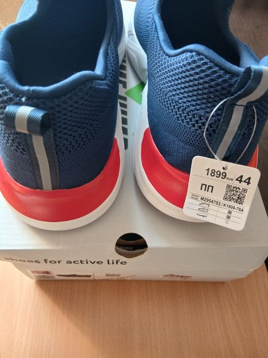 Продам 2 пары новых кроссовок  осень