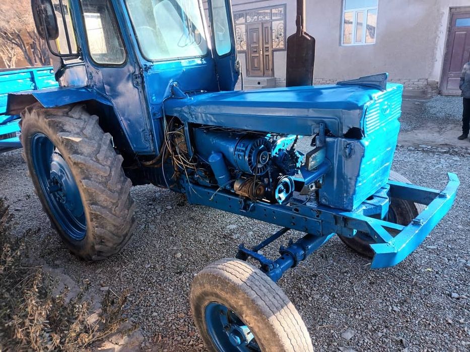 Трактор +прицепи конплект сотилади.