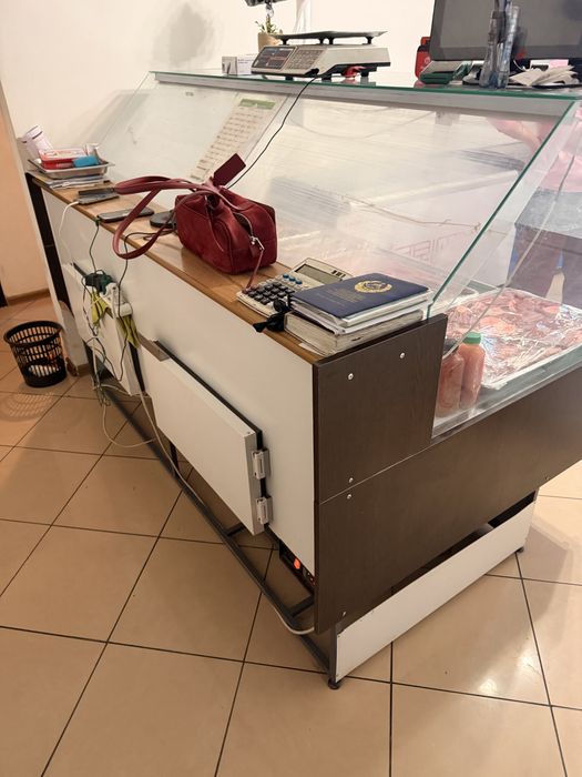 Продается витринный холодильник