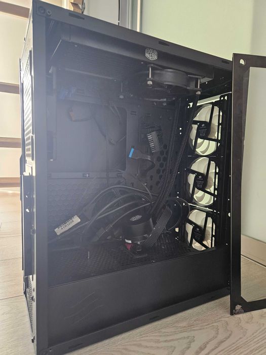 Carcasa Silentium PC ATX si SSD