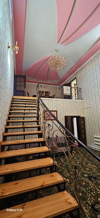 26 мкр, Зор маркет карама карсы жай сатылады.Продается 2х этажный дом.