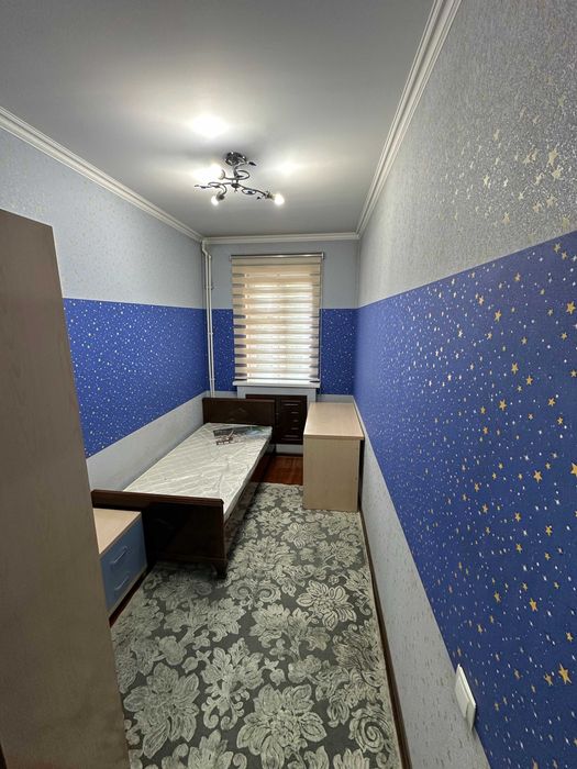 Квартира Сотилади жуда қуллай ва марказда, метрога 300 мерт.