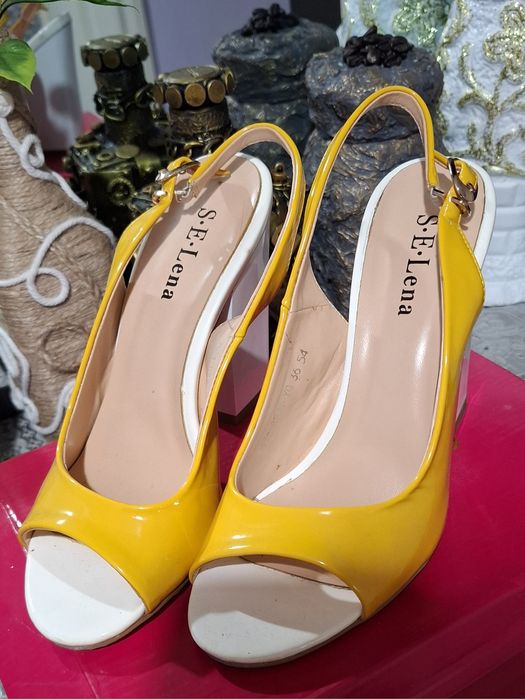 Босоножки.  Очень красивые. Размер 35-36.