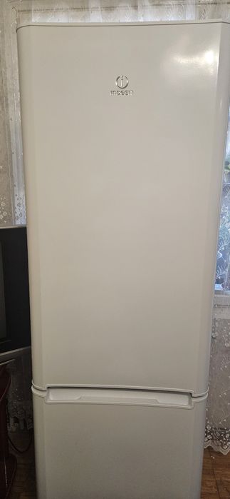 Холодильник Indesit. В рабочем состоянии.