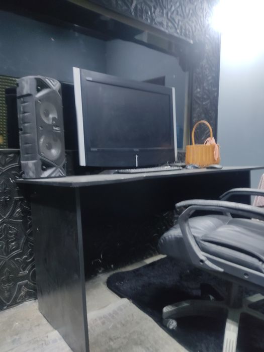 Стол офисный чёрного цвета